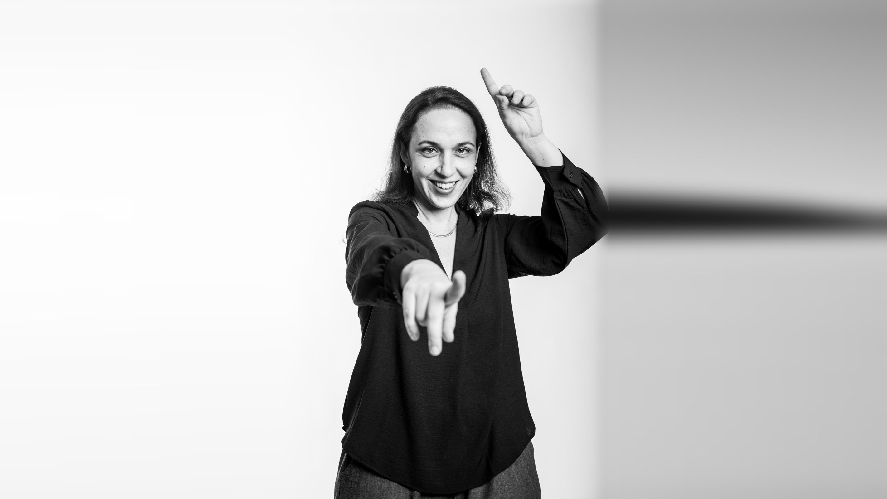 Federica Nardi indica verso l'obiettivo, in bianco e nero