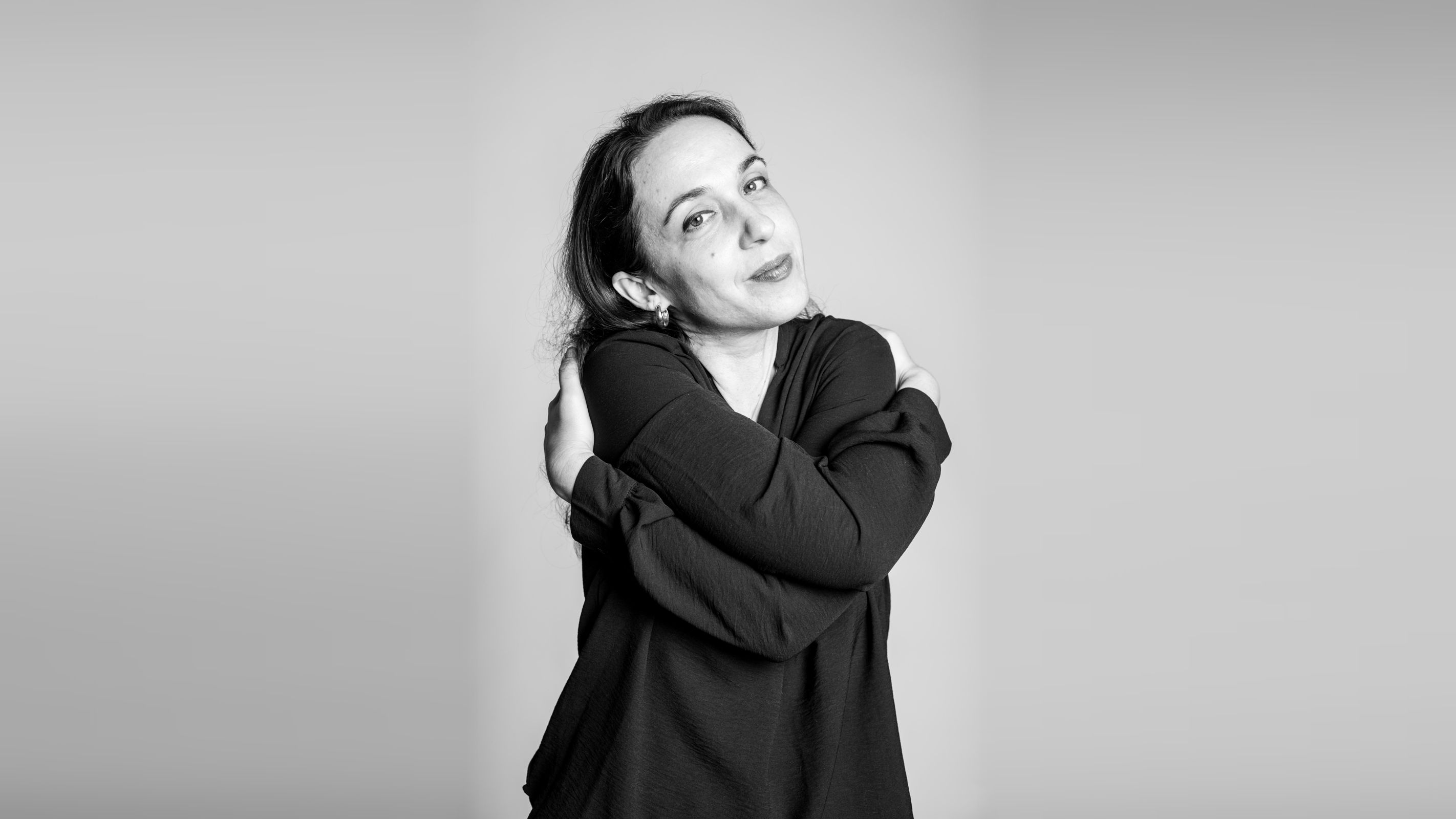 Federica Nardi si abbraccia le spalle, ritratto in bianco e nero